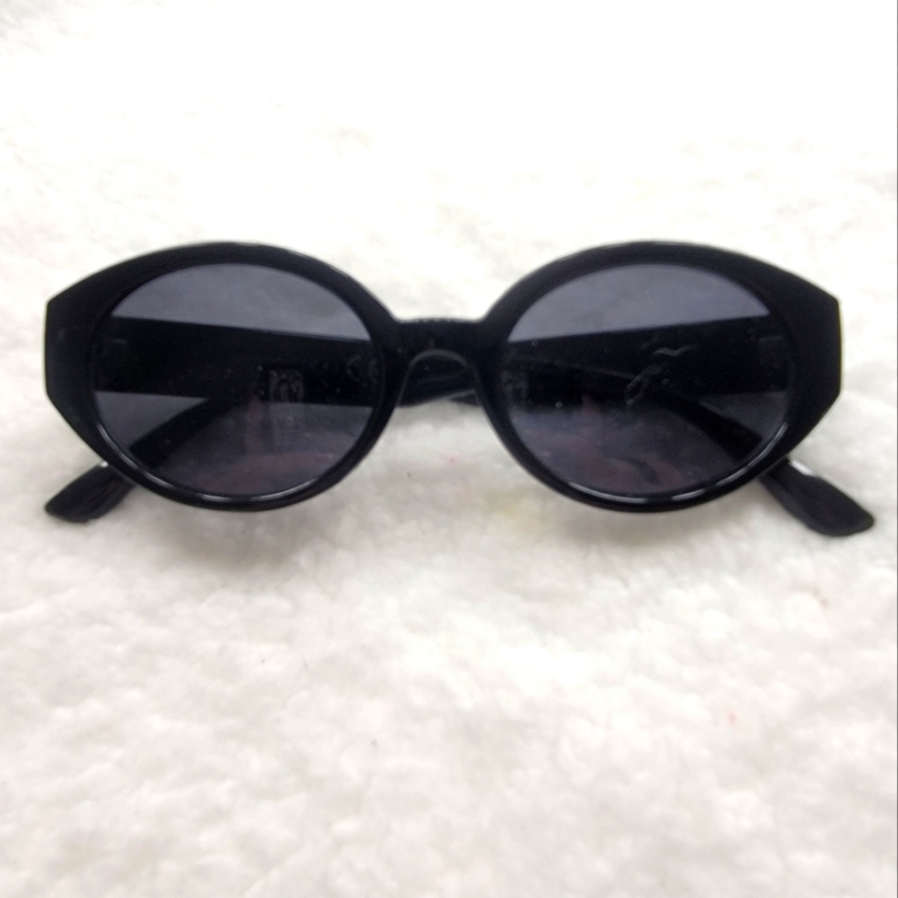 🎉BRAND NEW, NEVER USED🎉 Black Oval Sunglasses!